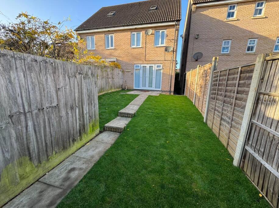 Modern Townhouse - 3 Bed 2.5 Bath 2 Private Gated Parking Villa Wellingborough Kültér fotó
