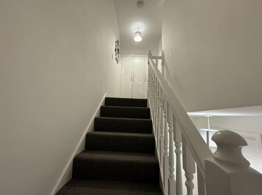Modern Townhouse - 3 Bed 2.5 Bath 2 Private Gated Parking Villa Wellingborough Kültér fotó